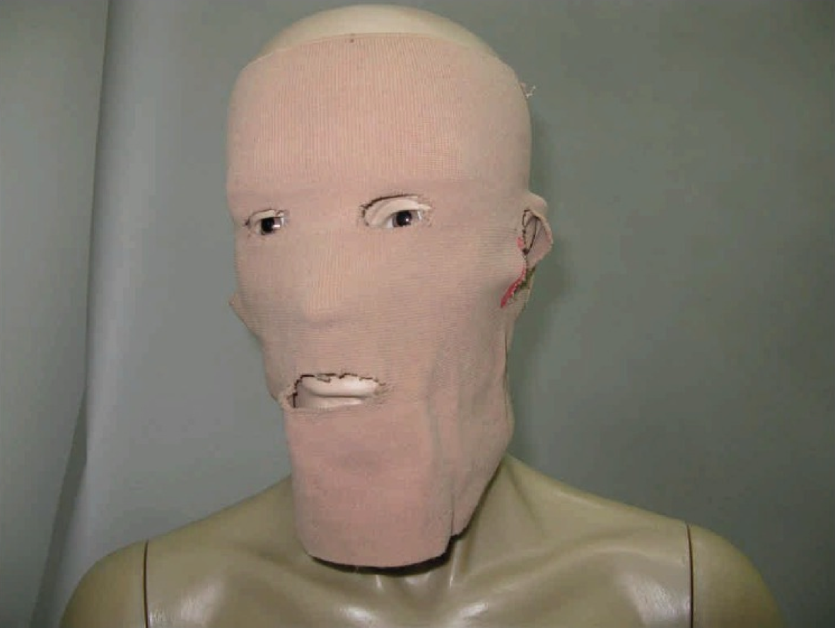 Denna mask är tillverkad av ett elastiskt knäskydd. Denna mask är tillverkad av ett elastiskt knäskydd.