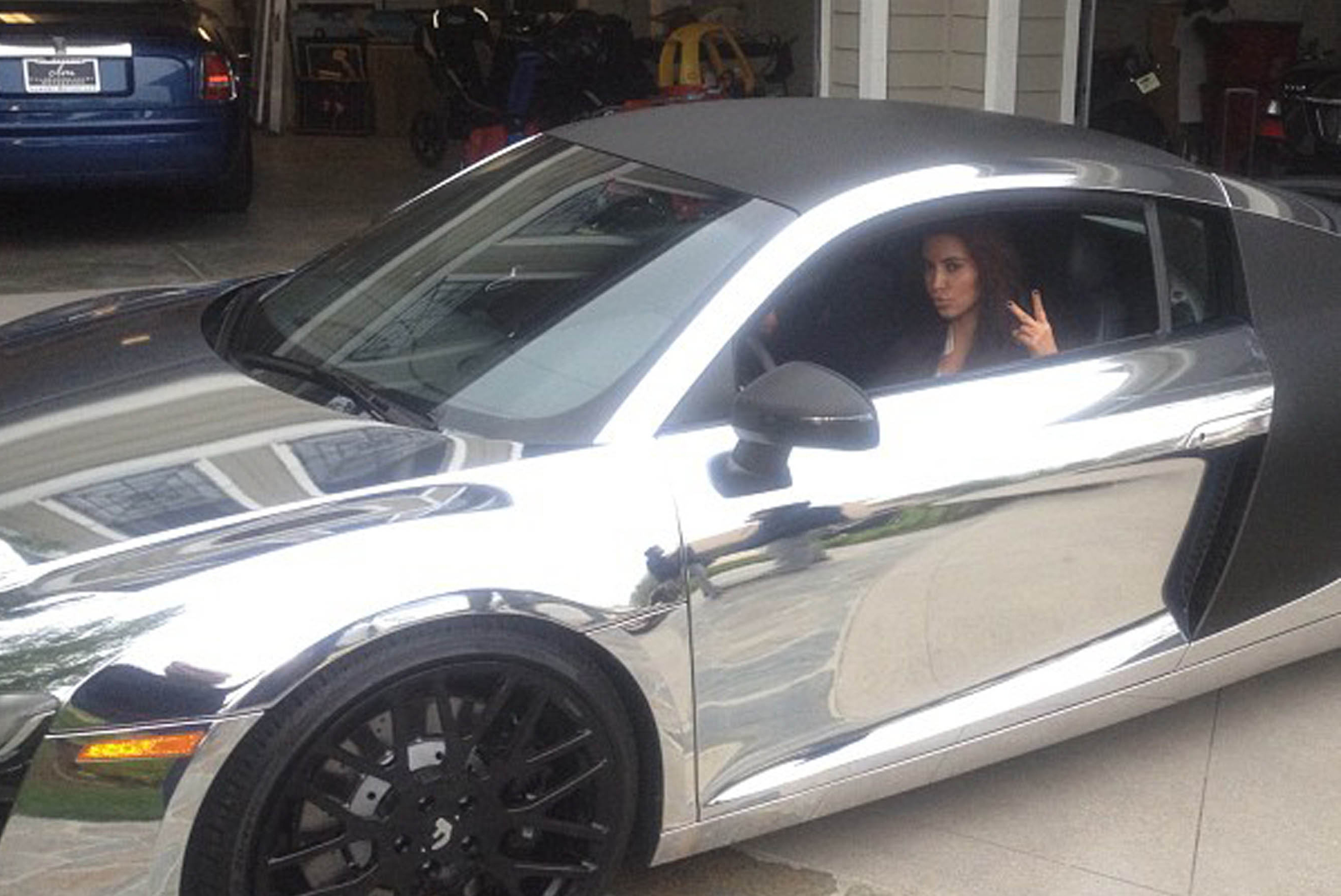 Kim Kardashian har lånat Scott Disicks bil - förmodligen för att hon inte kan låta bli att spegla sig. 