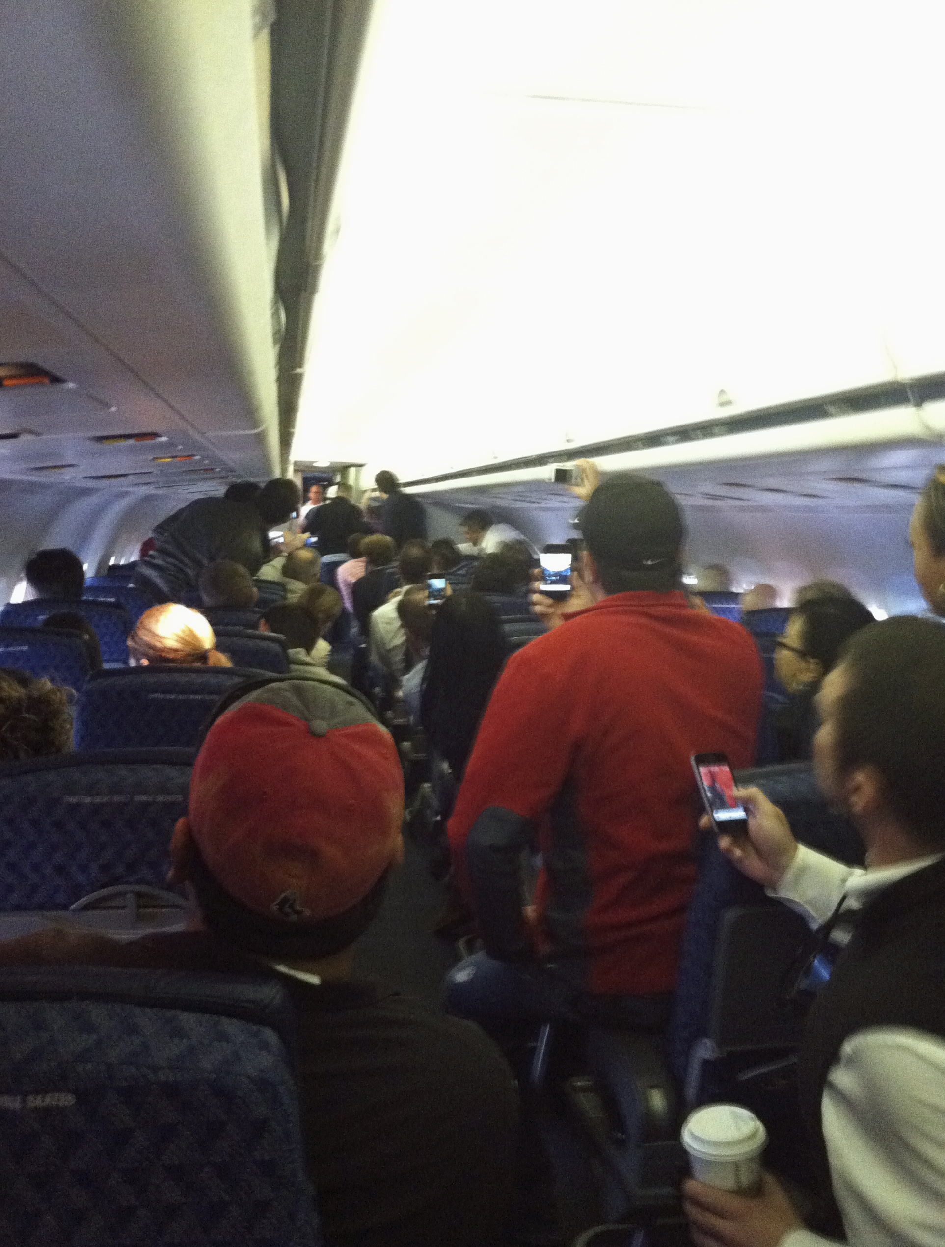 En passagerare filmade flygvärdinnans sammanbrott.