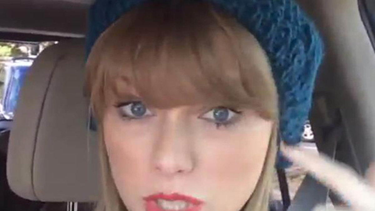 Taylor Swift tar en ride i bilen. 