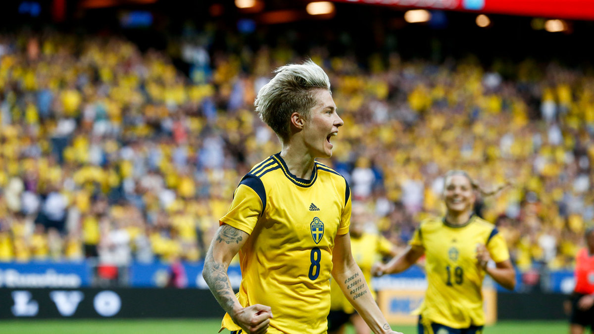 Sveriges damlandslag har stora förväntningar på sig inför fotbolls-EM som startar den här veckan. Anfallaren Lina Hurtig är en av dem som trivs med favoritskapet: 'Det är klart att vi siktar på guld'.