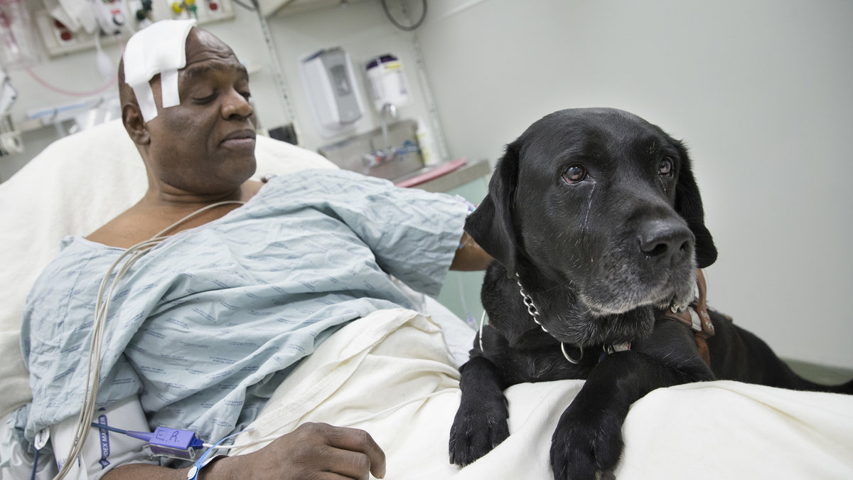 Cecil Williams på sjukhuset med sin bästa vän.