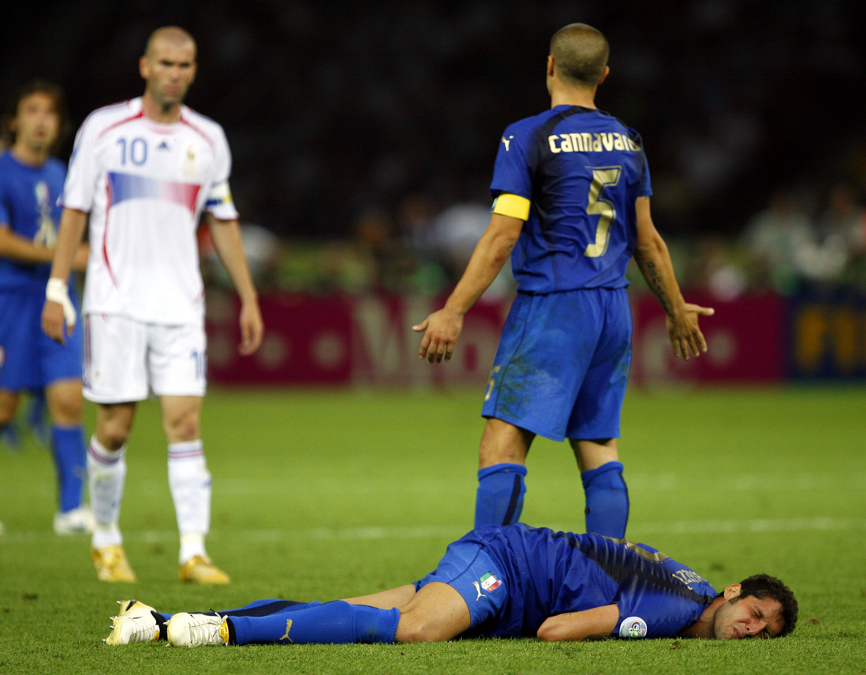 Materazzi på marken, några sekunder efter att Zidane skallat honom i bröstet.