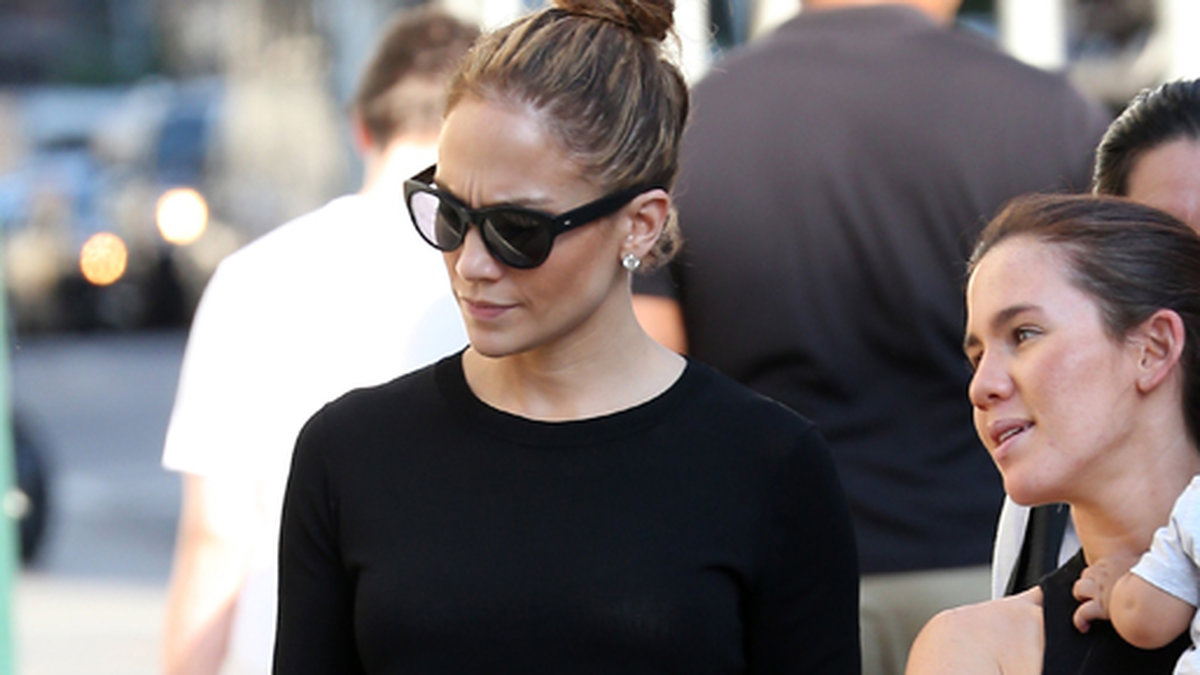 Jennifer Lopez tar en promenad i New York. 
