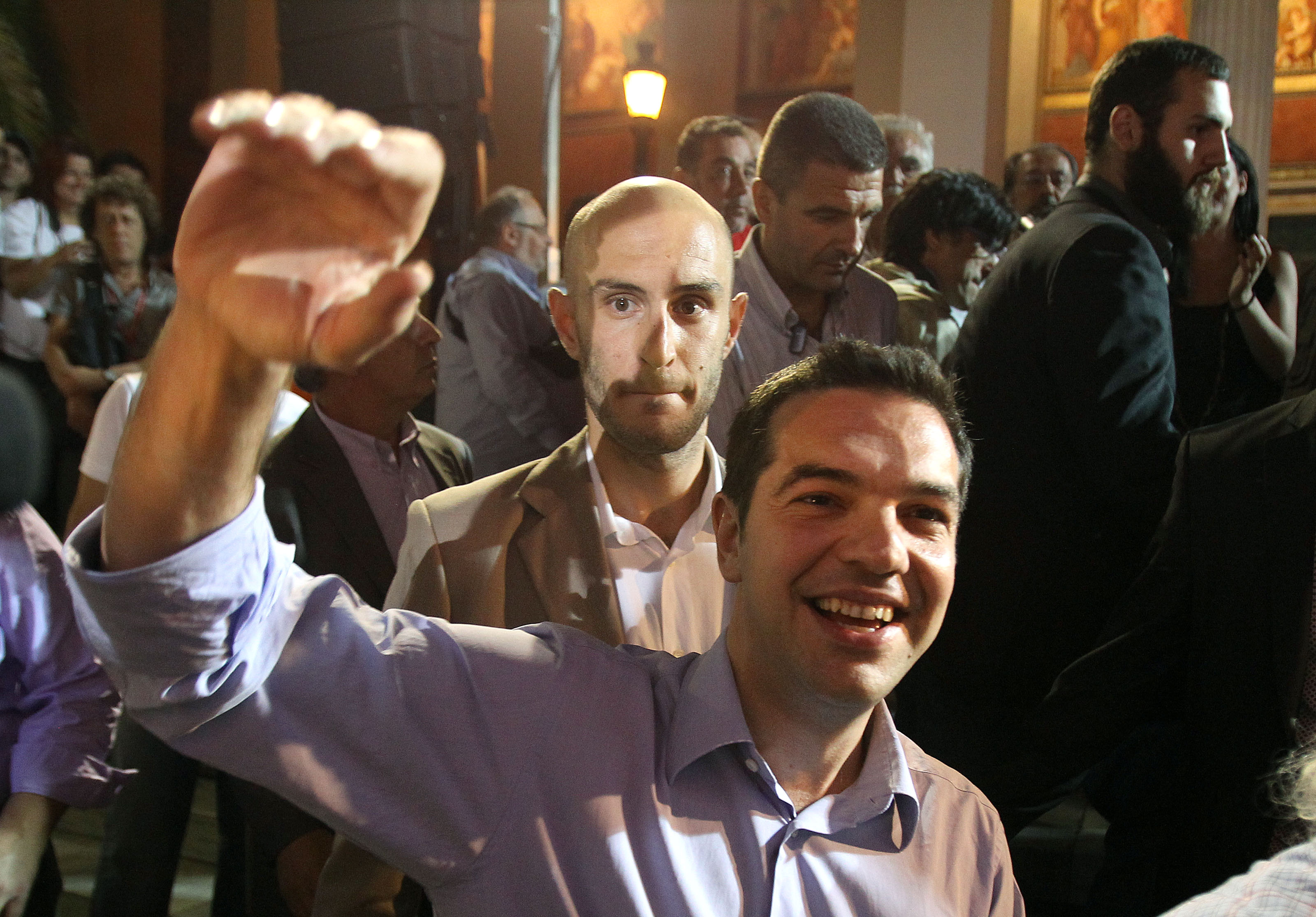 Partiledaren för Syriza Alexis Tsipra vinkar till hans väljare i samband med omvalet på söndagen. 