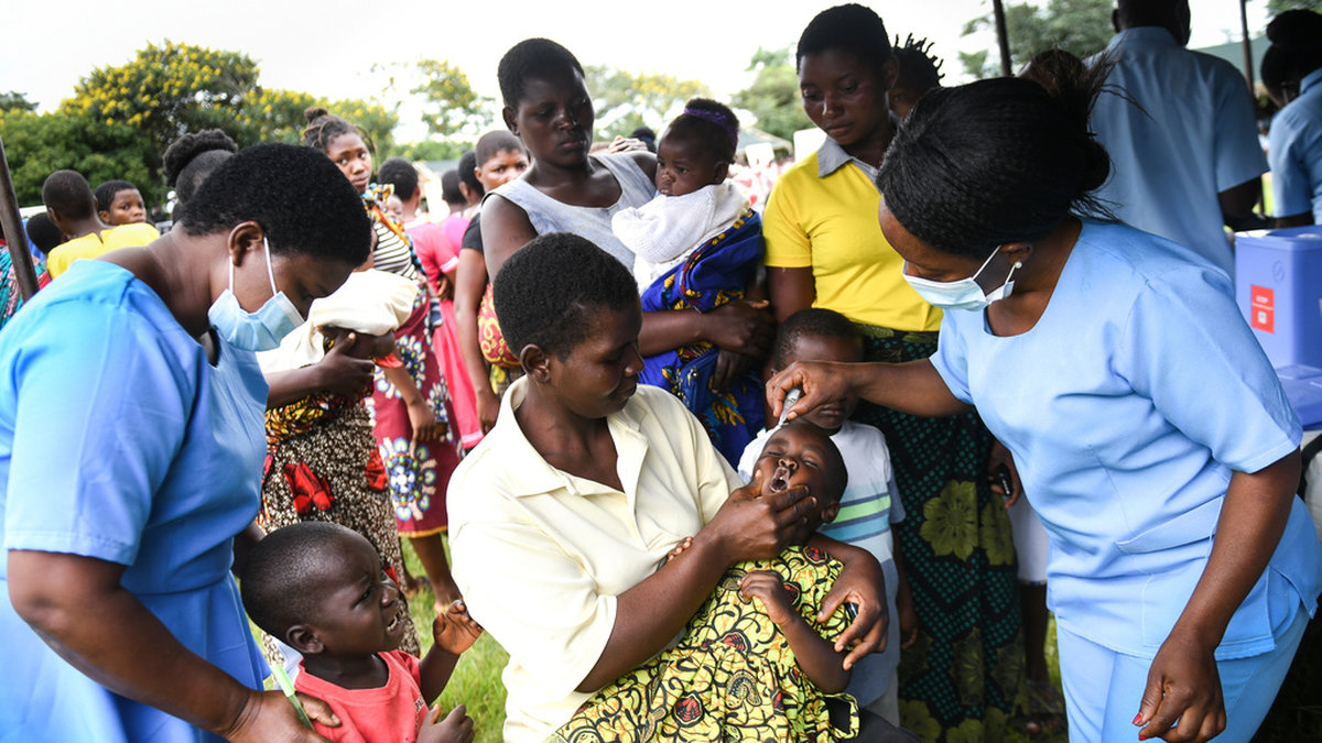 Ett barn får poliovaccin under en vaccinationskampanj i Malawi i mars. Arkivbild.