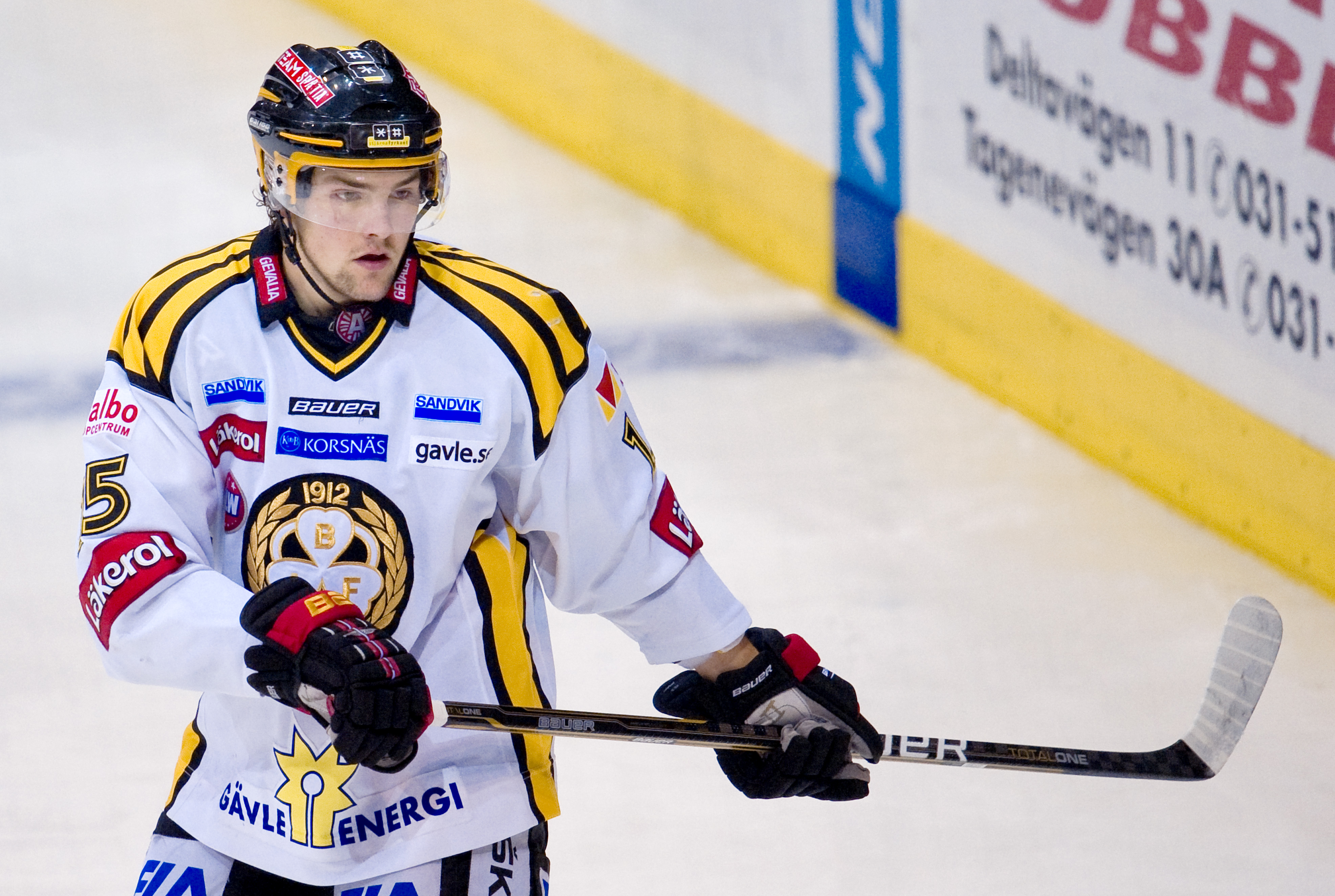 Simon Bertilsson tacklade Luleås Jonas Berglund vårdslöst i oktober 2011. För det fick den hårdföre backen fyra matchers avstängning. Simon Bertilsson tacklade Luleås Jonas Berglund vårdslöst i oktober 2011. För det fick den hårdföre backen fyra matchers avstängning.