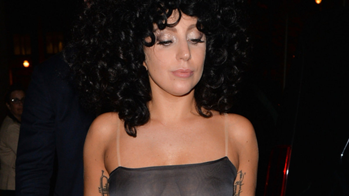 Och självklart hade stjärnan på sig sin nya favoritperuk som andas Cher. 