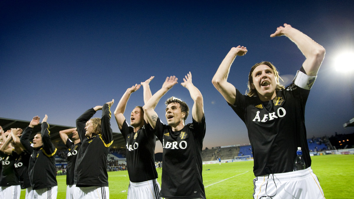 Här tackar han, tillsammans med bland annat Patrik Karlsson (numera Bojent), Daniel Mendes och Nils-Eric Johansson, publiken efter en seger borta mot Norrköping 2008. 