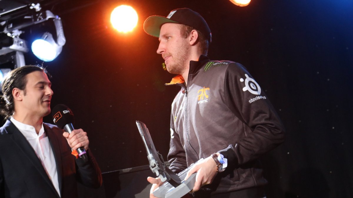 Olof tar emot priset för turneringens MVP på DreamHack Winter 2015