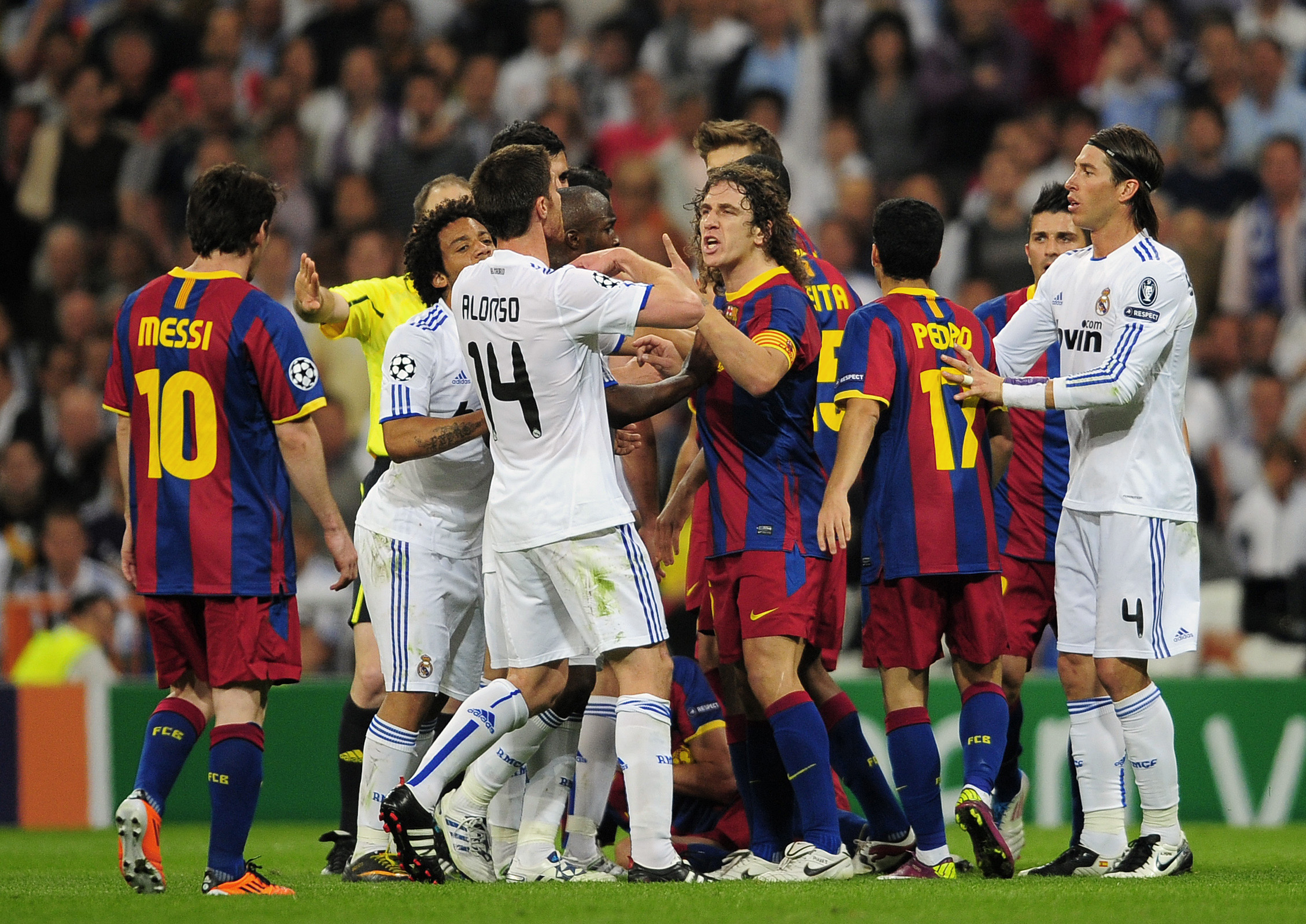 Domaren hade, konstant, elva man runt sig i matchen mellan Real Madrid och Barcelona.