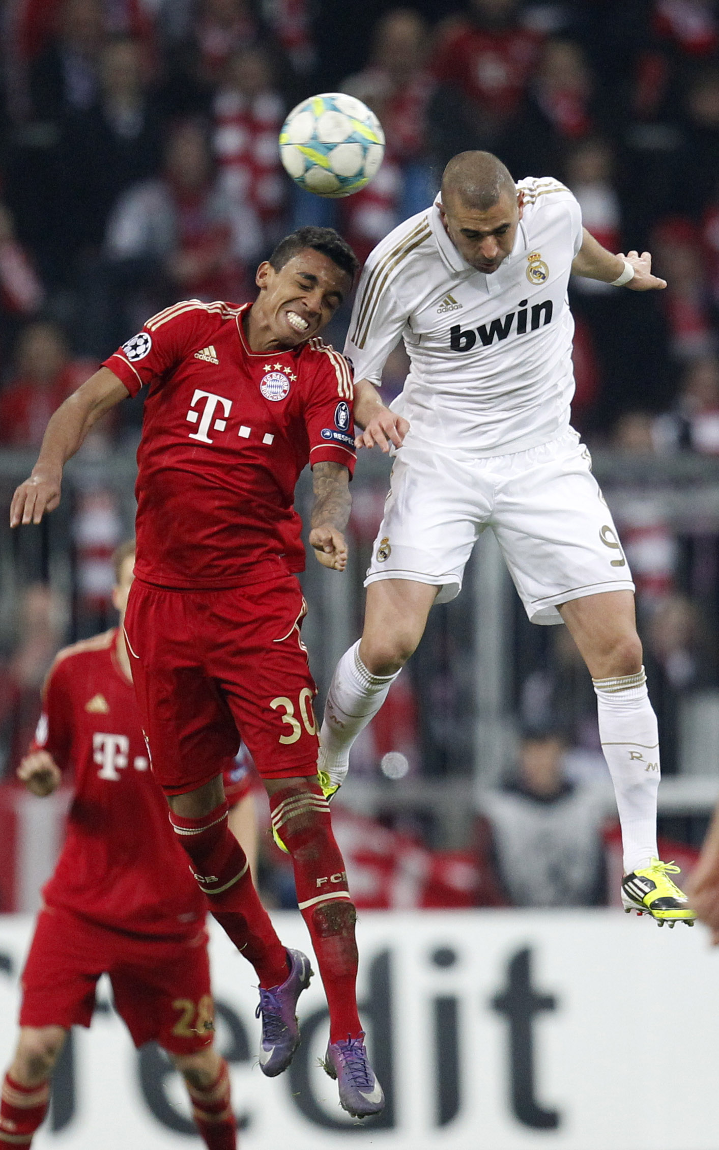 För att nå de höga bollarna måste man ha kraft i benen. Den här nickduellen vann Reals Karim Benzema över Bayern's Luiz Gustavo. För att nå de höga bollarna måste man ha kraft i benen. Den här nickduellen vann Reals Karim Benzema över Bayern's Luiz Gustavo.