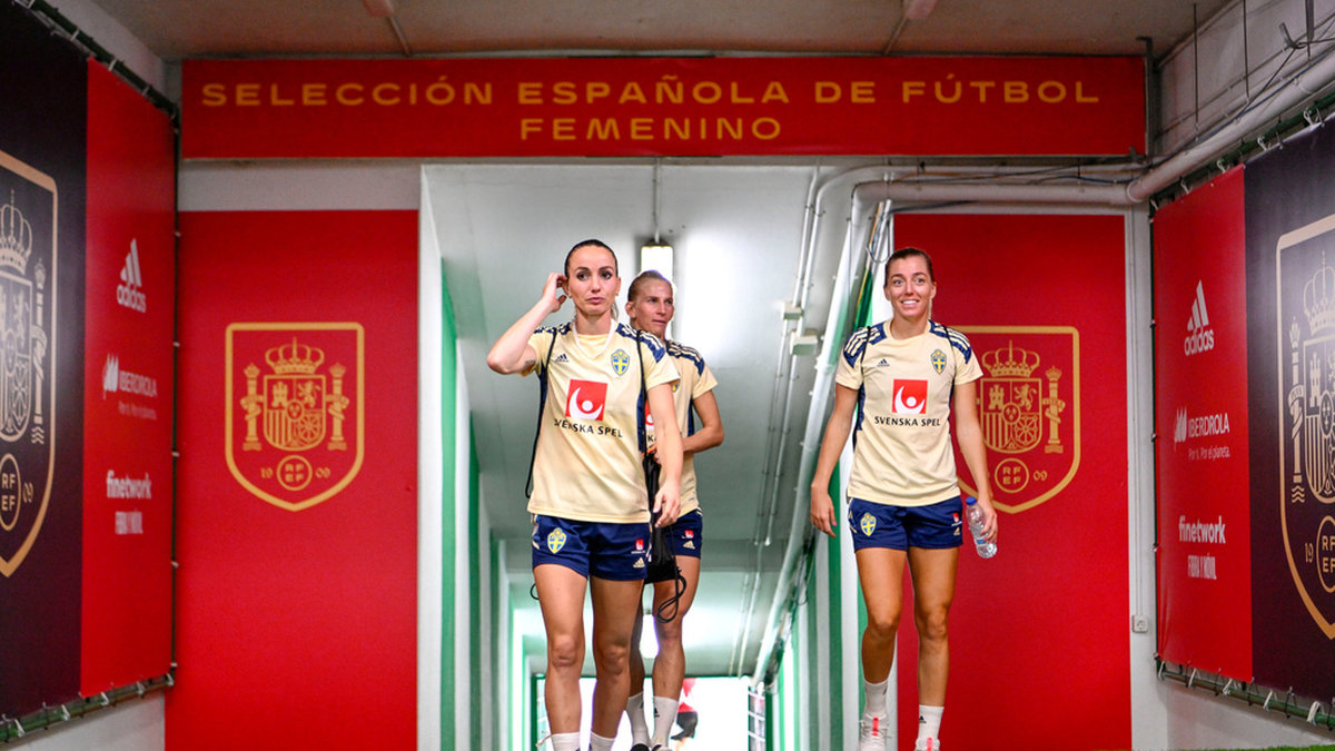 Kosovare Asllani, Sofia Jakobsson och Linda Sembrant i spelartunneln i fredagens matcharena Estadio Nuevo El Arcángel i Córdoba.