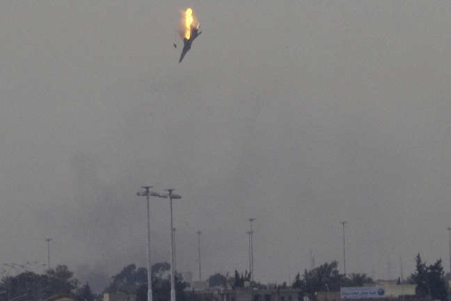 Ett stridsflygplan skjuts ner av libyska rebeller. 