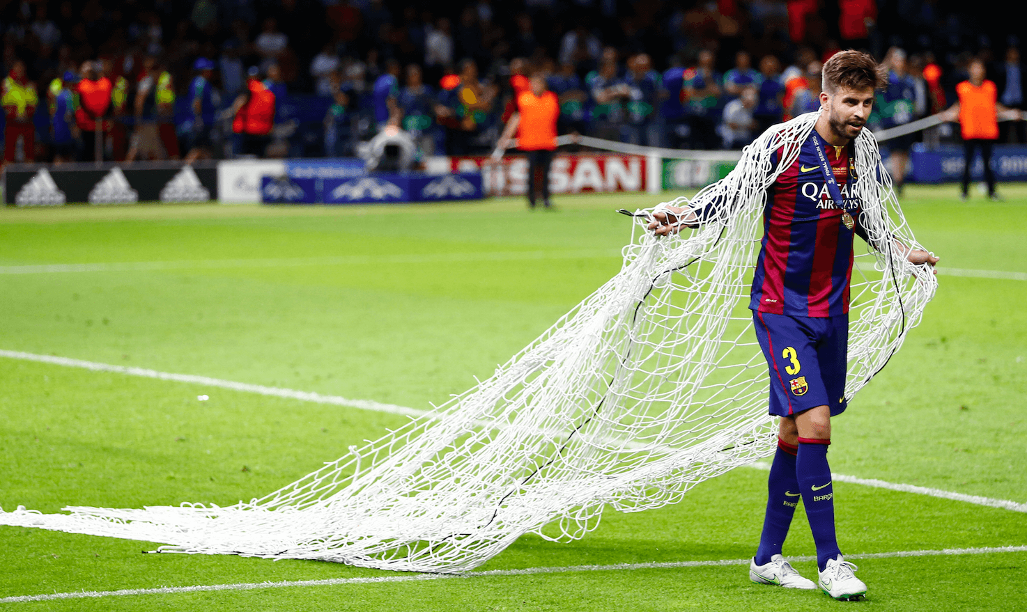 Mittback: Gerard Pique. Vann både ligan och Champions League med Barcelona. Mittback: Gerard Pique. Vann både ligan och Champions League med Barcelona.