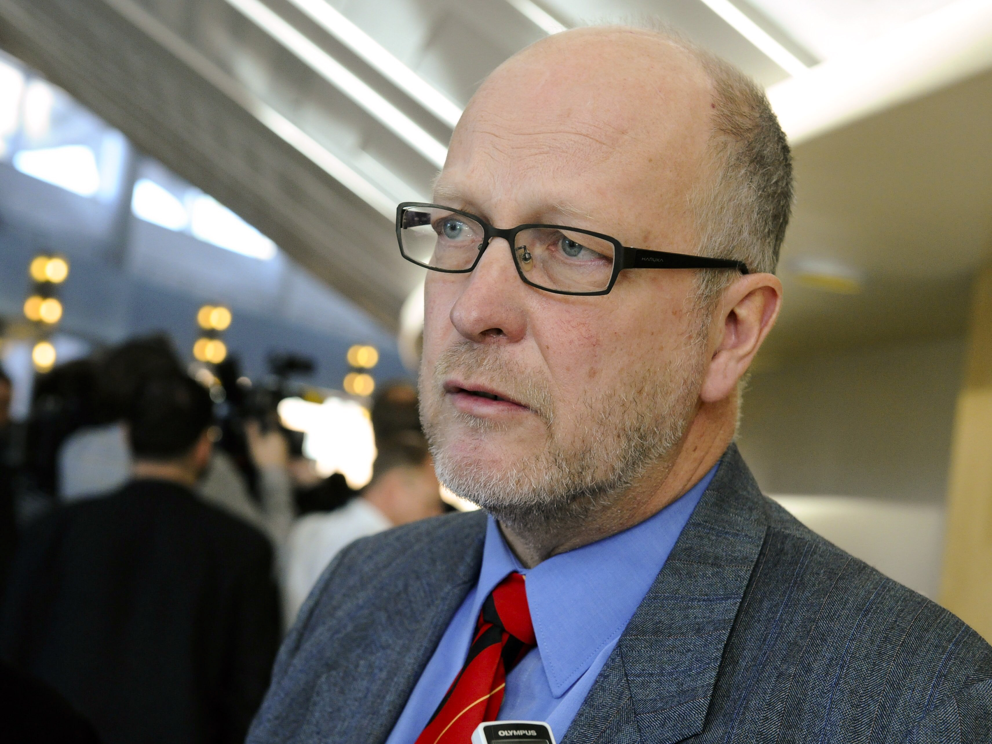 Sven-Erik Österberg (S) hänvisade till verkställande utskottets beslut i stället för att uttrycka sitt förtroende för partiledaren.
