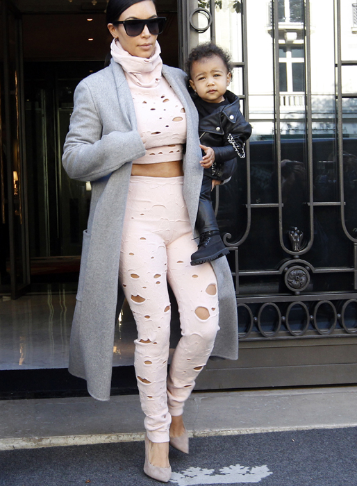 När Kim Kardashian ska klä sig till vardags blir det sällan mysbyxor och munkis. Den här minst sagt intressanta outfiten är signerad Chanel, och de rosa tightsen och toppen matchade Kim med solglasögon från Saint Laurent för 2 900 kronor och klackar från Giuseppe Zanotti – de blir dina för 5 000 kronor. När Kim Kardashian ska klä sig till vardags blir det sällan mysbyxor och munkis. Den här minst sagt intressanta outfiten är signerad Chanel, och de rosa tightsen och toppen matchade Kim med solglasögon från Saint Laurent för 2 900 kronor och klackar från Giuseppe Zanotti – de blir dina för 5 000 kronor.