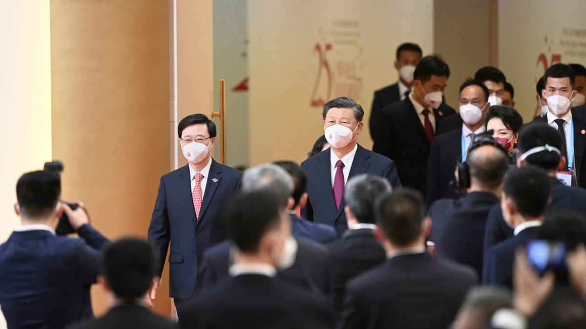 Kinas president Xi Jinping anländer till ceremonin tillsammans med Hongkongs nye ledare John Lee (till vänster).