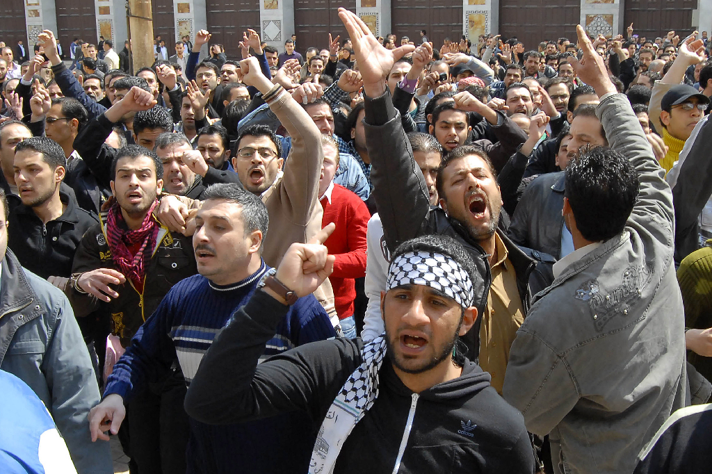 Allt började som en fredlig proteströrelse men eskalerade till en väpnad konflikt där den syriska armén strider mot rebeller i fria syriska armén. Allt började som en fredlig proteströrelse men eskalerade till en väpnad konflikt där den syriska armén strider mot rebeller i fria syriska armén.