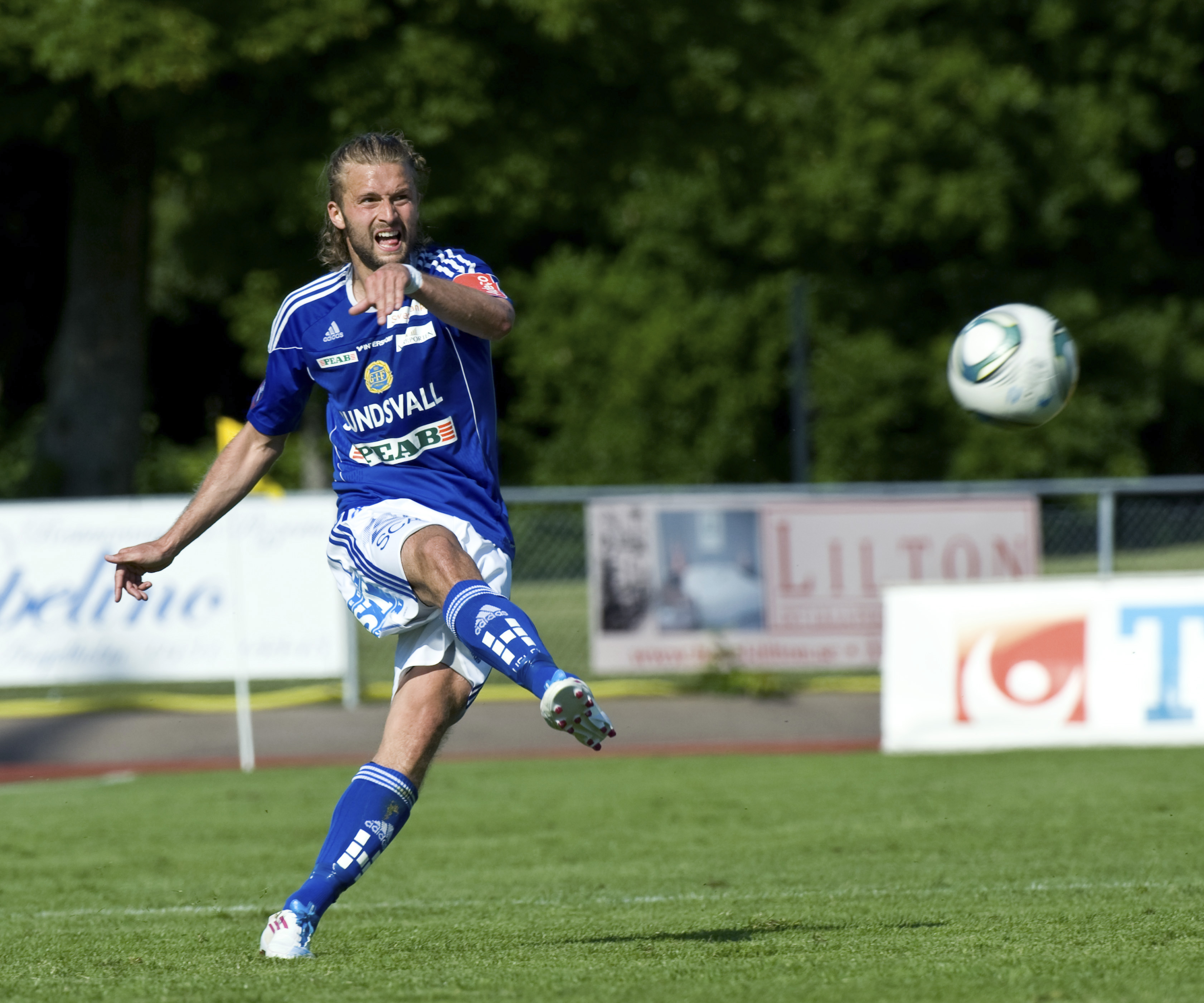 8. Fredric Jonson, högerback. Betyg: 2/5. Konkurrerar med Robert Lundström och Patrik Rikama-Hinnenberg om högerbacksplatsen. En stark huvuspelare, hans svaghet ligger i farten. 8. Fredric Jonson, högerback. Betyg: 2/5. Konkurrerar med Robert Lundström och Patrik Rikama-Hinnenberg om högerbacksplatsen. En stark huvuspelare, hans svaghet ligger i farten.