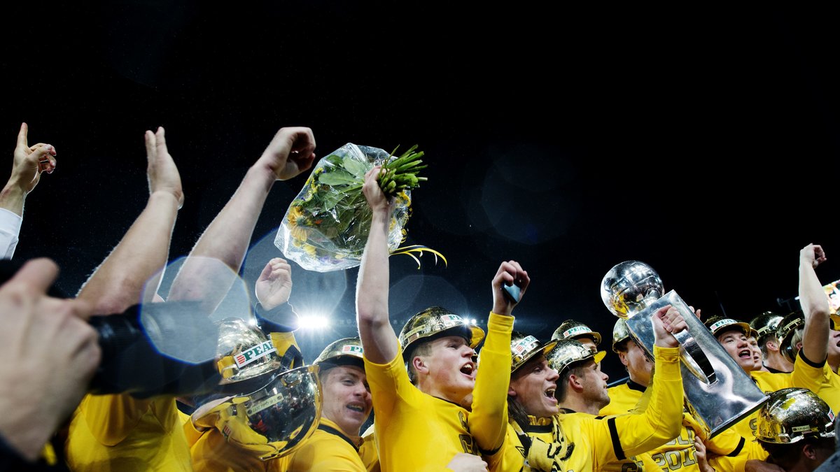 2012 års mästare Elfsborg firar sitt guld. Undrar vem som får lyfta Lennart Johanssons pokal 2013?