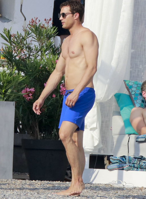 Mellan tagningarna passade Dakota, Jamie och Jamies fru Amelia Warner på att njuta av sol och bad. Mellan tagningarna passade Dakota, Jamie och Jamies fru Amelia Warner på att njuta av sol och bad.
