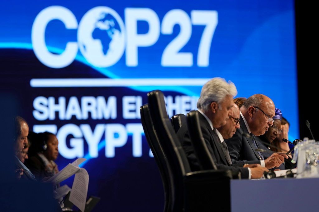Sameh Shoukry, ordförande för COP27, vid slutplenum.