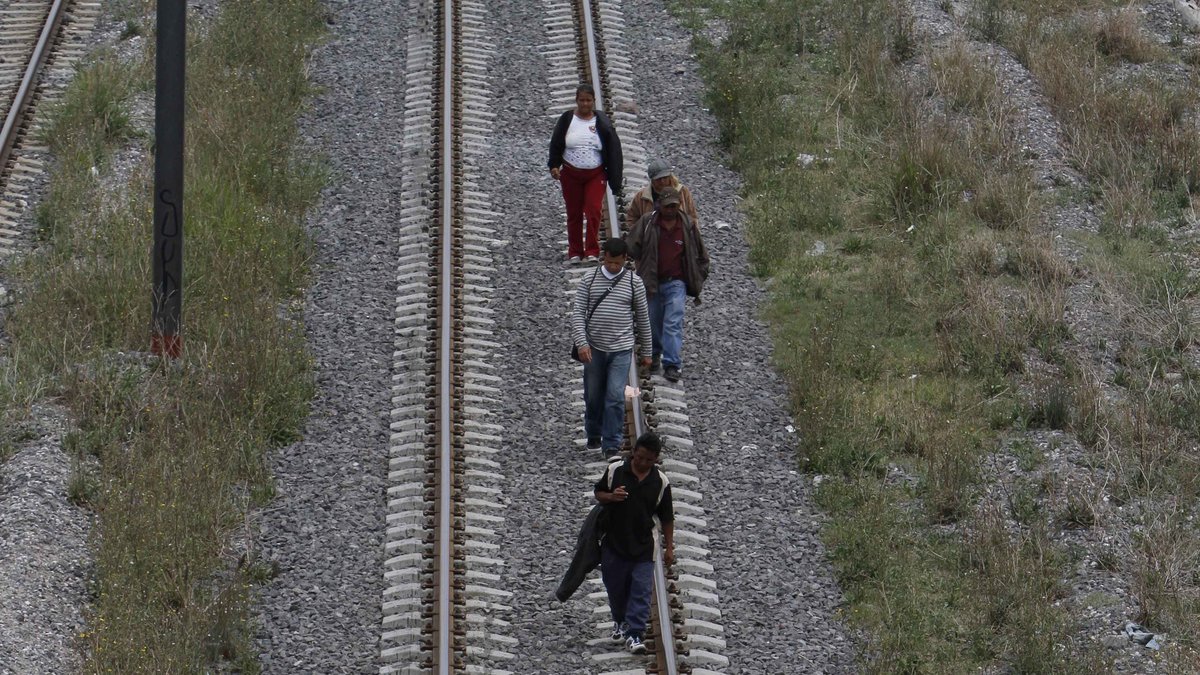 De tre unga männen skulle ta en bild på tågspåret