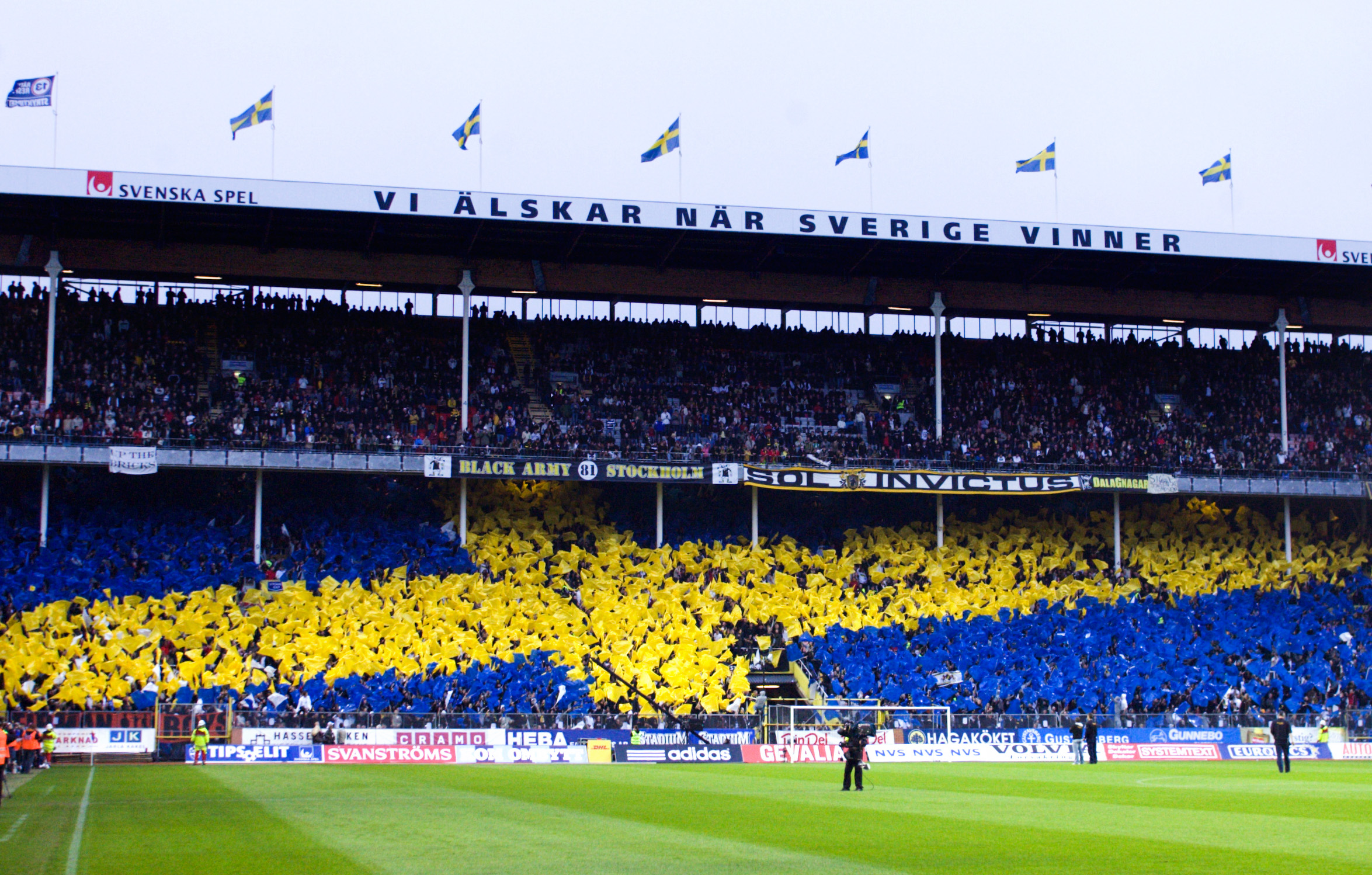 Sedan övergick det till Sveriges flagga. Sedan övergick det till Sveriges flagga.