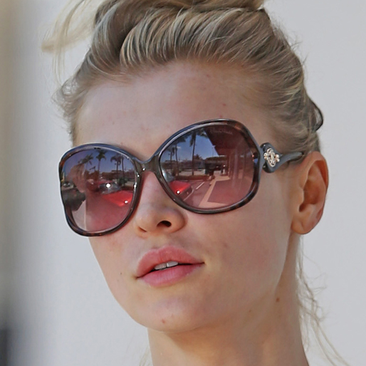 Modellen Joanna Krupa skippar sminket när hon köper morgonkaffe i Miami. Modellen Joanna Krupa skippar sminket när hon köper morgonkaffe i Miami.