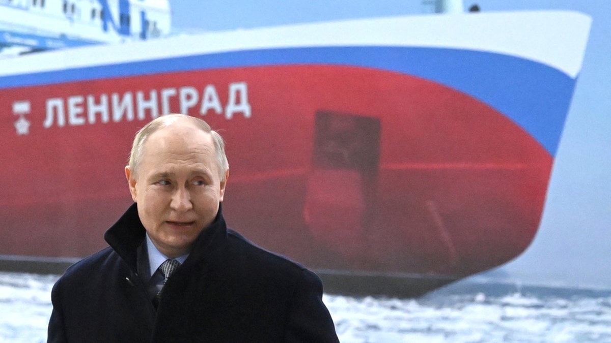 Rysslands president Vladimir Putin framför ett kärnvapenbestyckat fartyg. Arkivbild.
