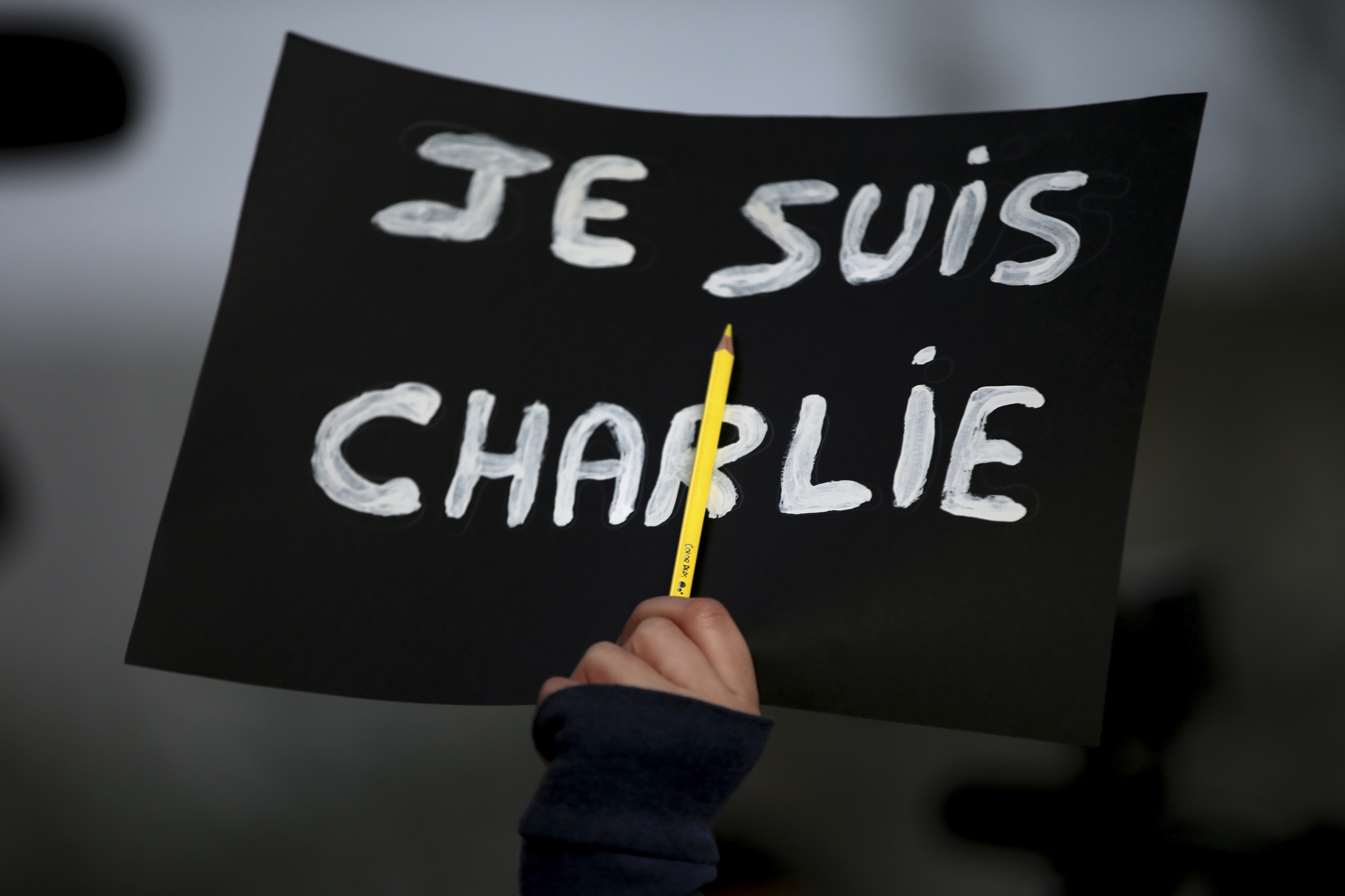 Den 7 januari attackerades den Franska satirtidningen Charlie Hebdo i Paris. 11 personer dödades i terrorattacken som riktades mot västvärlden, demokratin och det fria ordet. Den 7 januari attackerades den Franska satirtidningen Charlie Hebdo i Paris. 11 personer dödades i terrorattacken som riktades mot västvärlden, demokratin och det fria ordet.