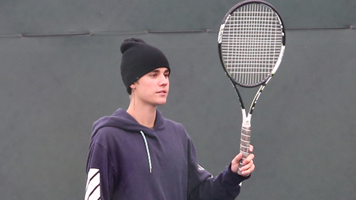 Justin Bieber vill lära sig att spela tennis, så han går på lektioner i Los Angeles. 