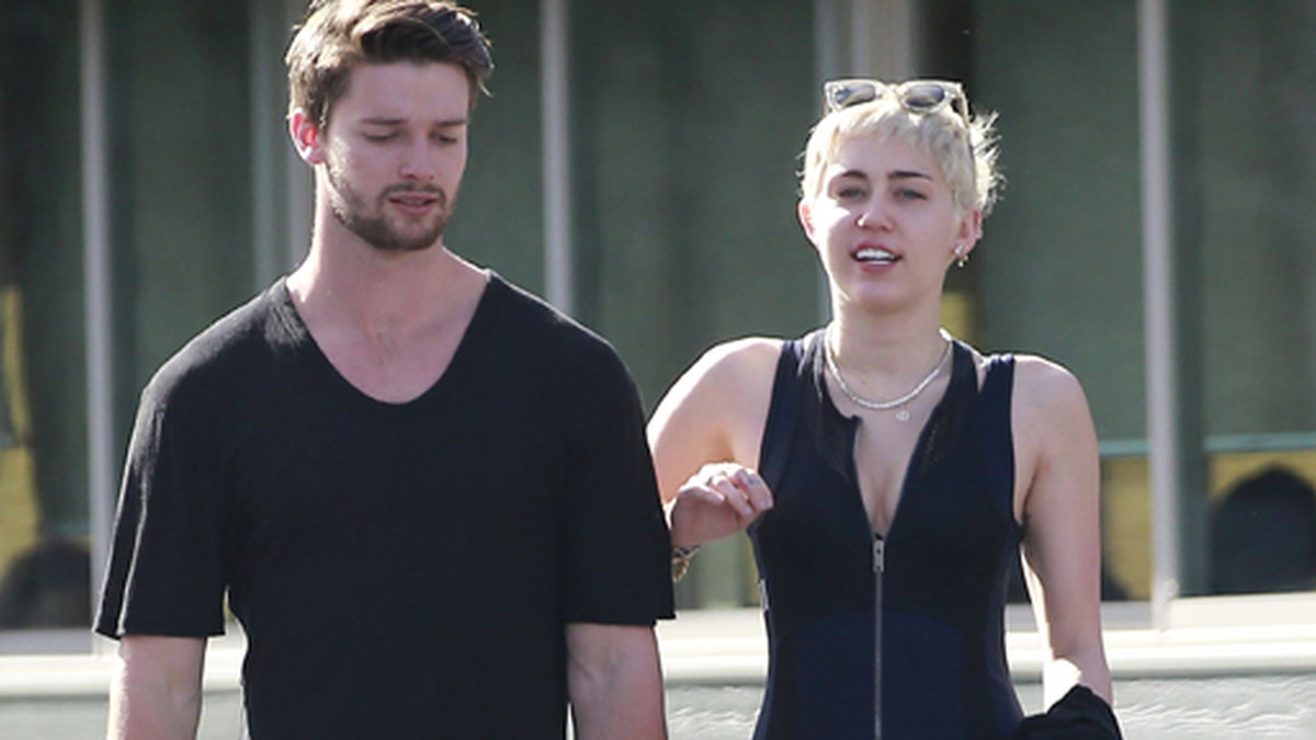 Miley Cyrus och hennes pojkväm Patrick Schwarzenegger har ätit lunch tillsammans i Los Angeles.