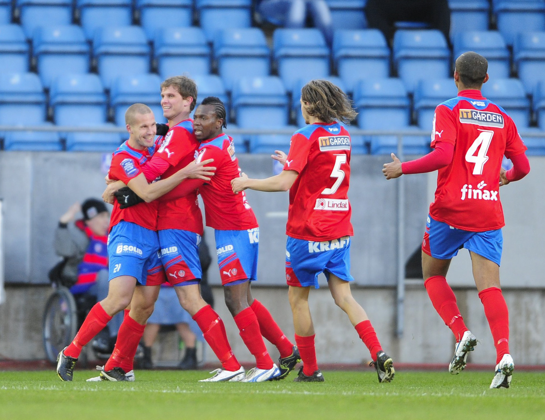 Helsingborg jublar efter att GAIS mittback nickat in bollen i eget mål.