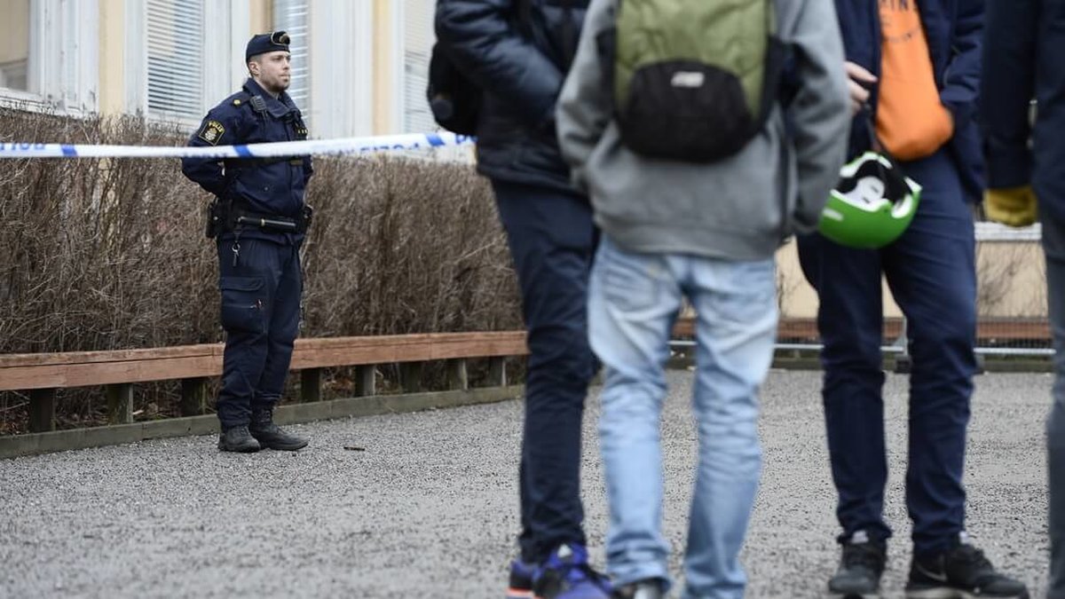 Två pojkar, båda under 15 år, har gripits efter gårdagens knivskärning på en högstadieskola i Sollentuna, norr om Stockholm.