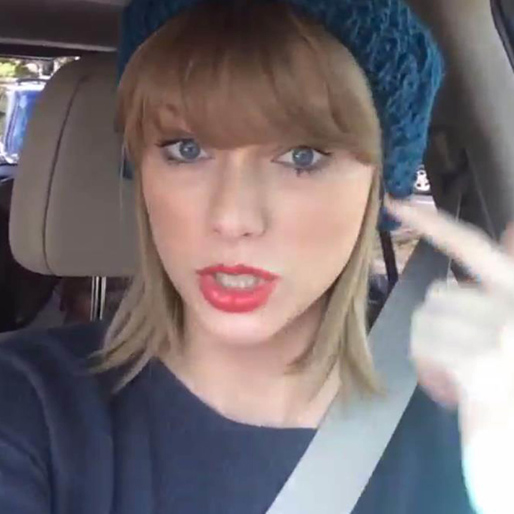 Taylor Swift tar en ride i bilen. 