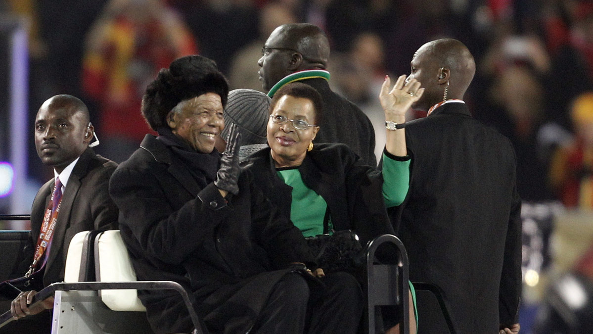Mandela med frun Graca Machel innan VM-finalen 2010. 