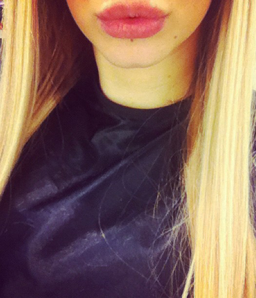 Paow tröttnade på sitt mörka hår och blev blond igen. Paow tröttnade på sitt mörka hår och blev blond igen.