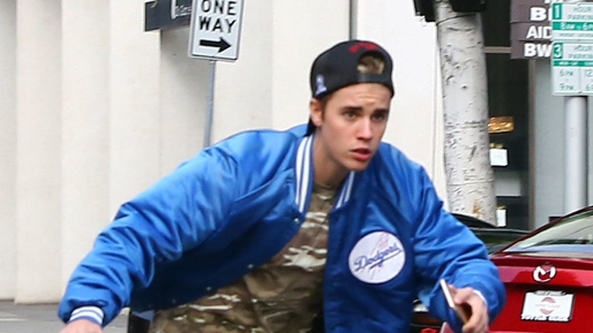 Bieber skejtar loss i Beverly Hills. 
