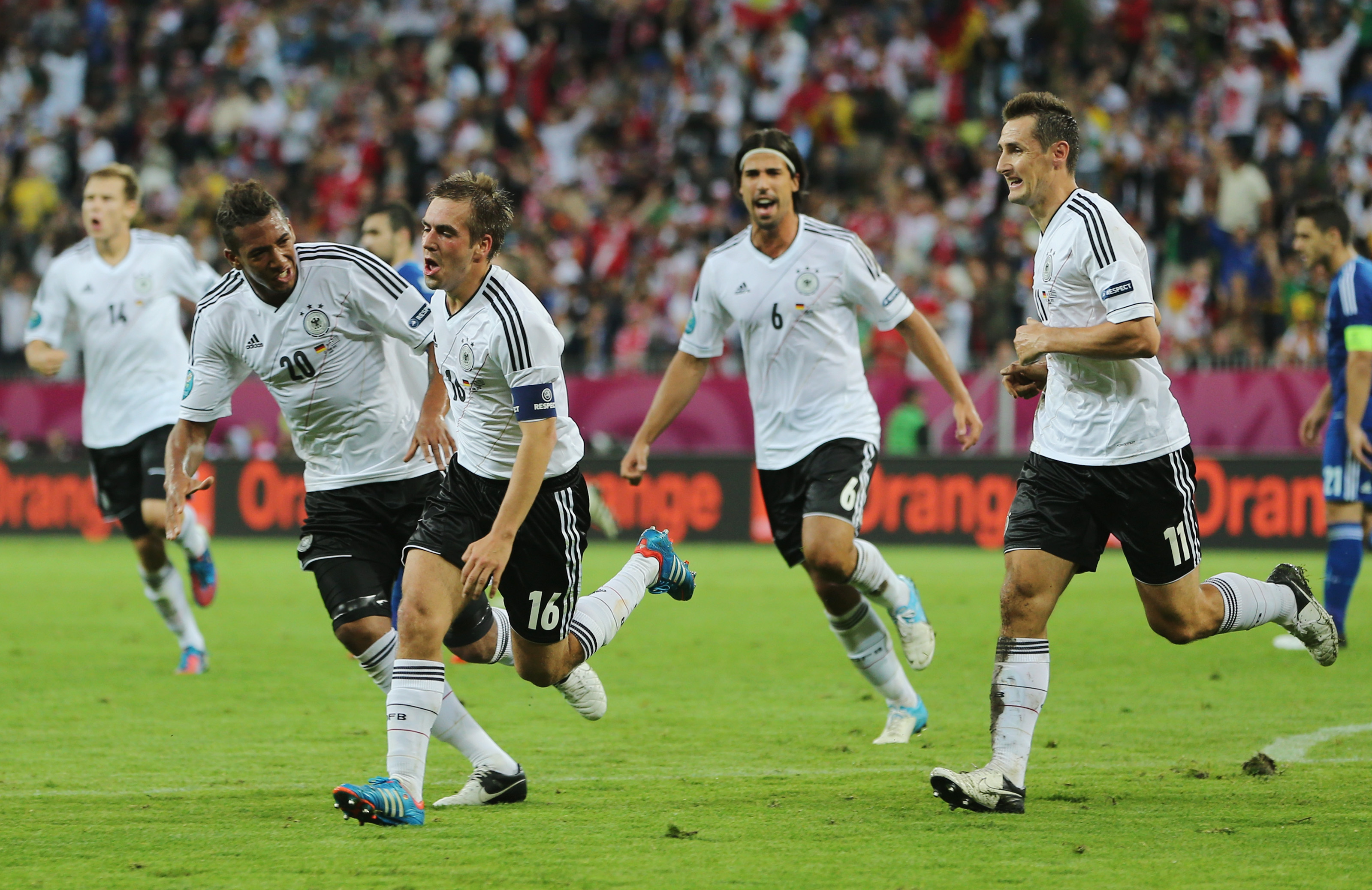 Lahm gjorde 1–0-målet för Tyskland mot Grekland i kvartsfinalen.