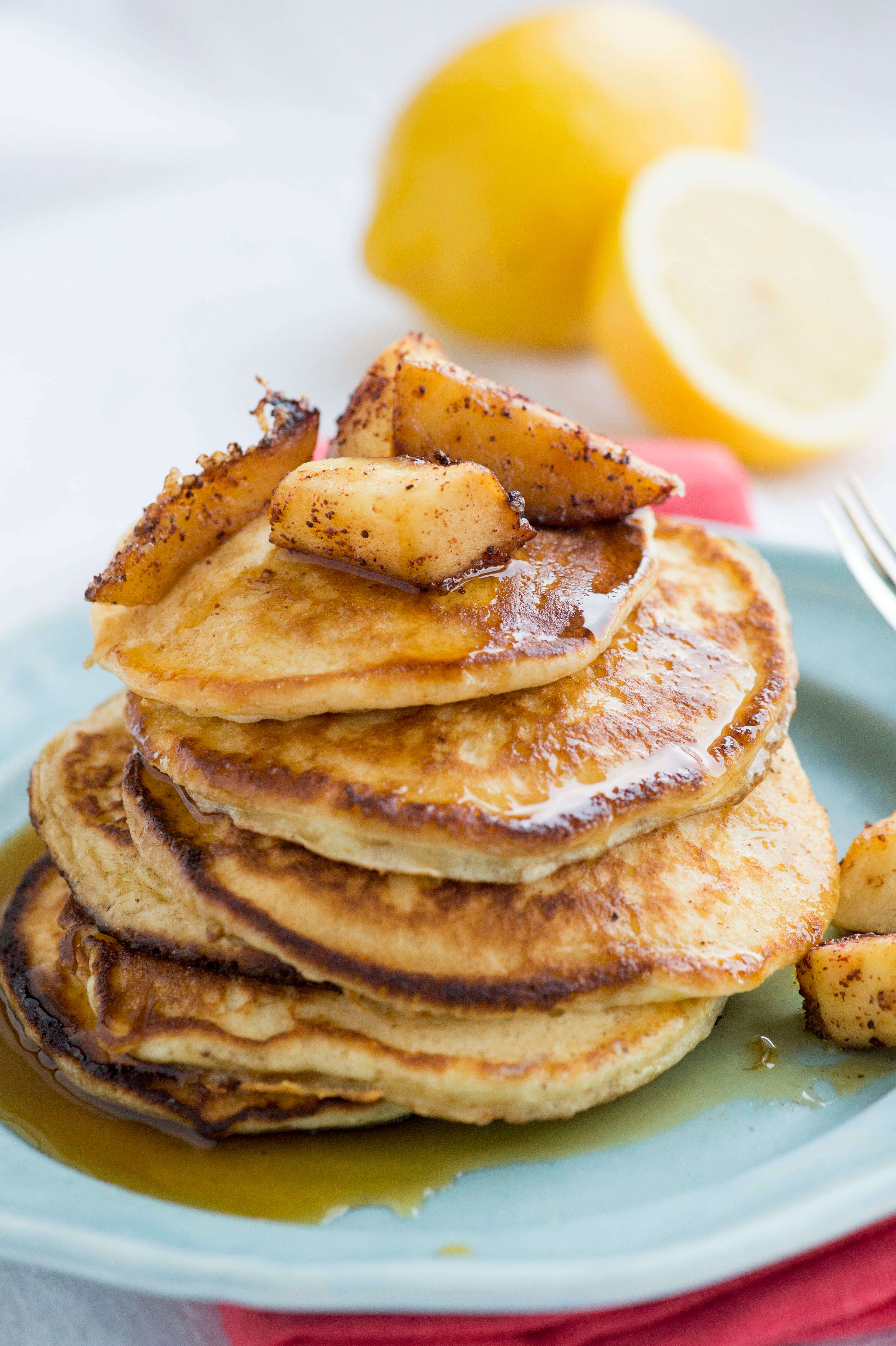 USA. Även här kan frukosten variera, men ägg, potatis och bacon förekommer ofta. Även en så kallad "short stack", bestående av amerikanska pannkakor med lönnsirap, är populärt. Och väldigt gott. USA. Även här kan frukosten variera, men ägg, potatis och bacon förekommer ofta. Även en så kallad "short stack", bestående av amerikanska pannkakor med lönnsirap, är populärt. Och väldigt gott.