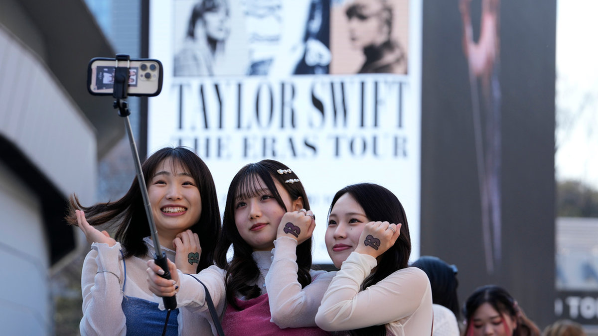 Japanska 'Swifties', fans till Taylor Swift tar en selfie inför en av hennes konserter i Japan nyligen.