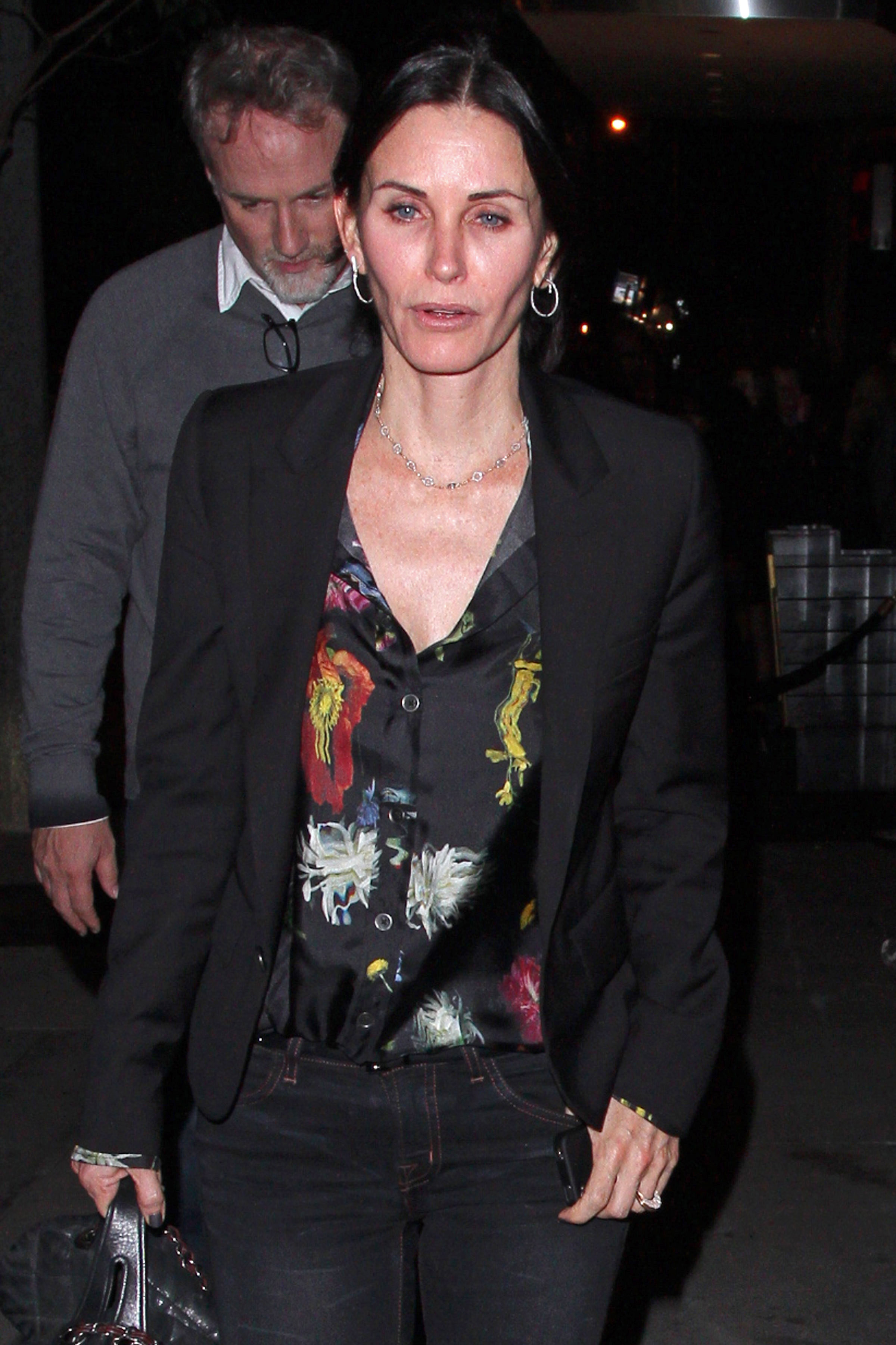 Courtney Cox rockar en osminkad look med tatuerade ögonbryn. Courtney Cox rockar en osminkad look med tatuerade ögonbryn.