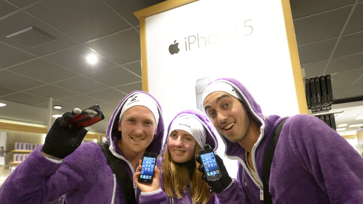 Alice, 18 år, Viktor, 21 och Poian Shafiee, 21 år, visar upp sina nyinköpta smartphones. De var först i kön till Telias butik på Kungsgatan i Stockholm inför försäljningsstarten av nya iPhone 5. 