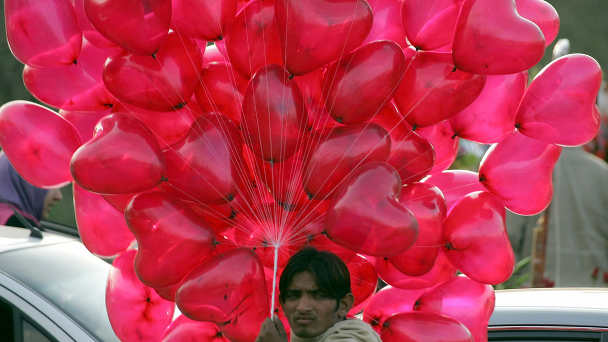 En försäljare säljer ballonger i huvudstaden Islamabad. Arkivbild.