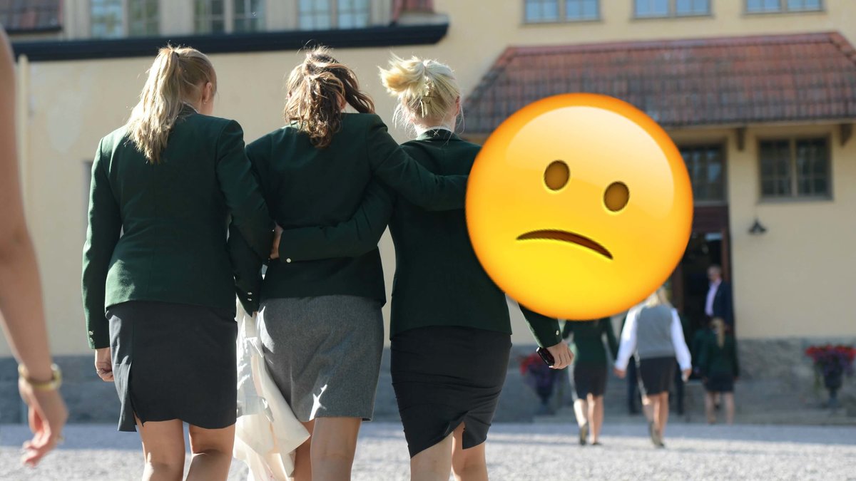 De kvinnliga eleverna ombads att inte ha för korta kjolar. Anledningen? Det kunde uppröra de manliga lärarna och eleverna.