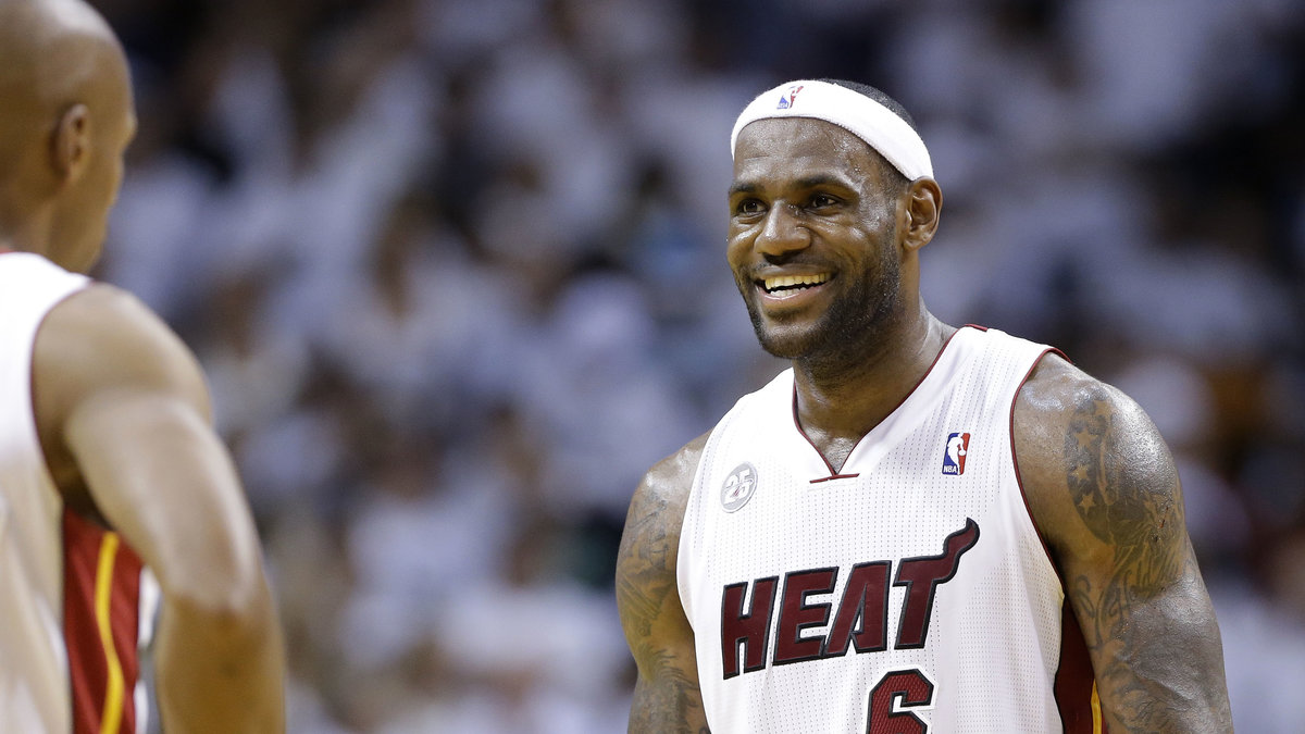 4. LeBron James i basketlaget Miami Heat tjänar 387 miljoner om året. 