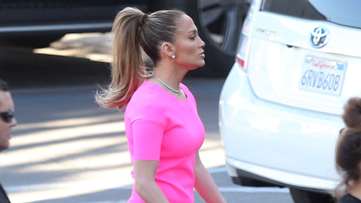 Jennifer Lopez i rosa outfit.