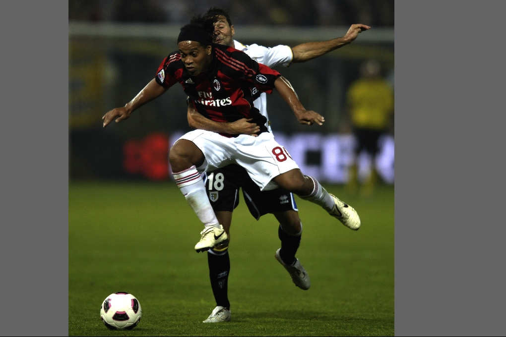 Ronaldinho kom, showade och åkte hem till Brasilien. Lyckades inte riktigt i Italien den här säsongen. Ronaldinho kom, showade och åkte hem till Brasilien. Lyckades inte riktigt i Italien den här säsongen.